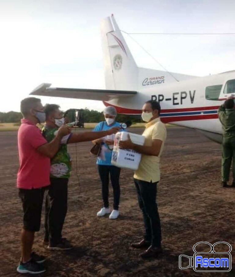 Prefeito Gica recebe vacinas no aeroporto de Óbidos
