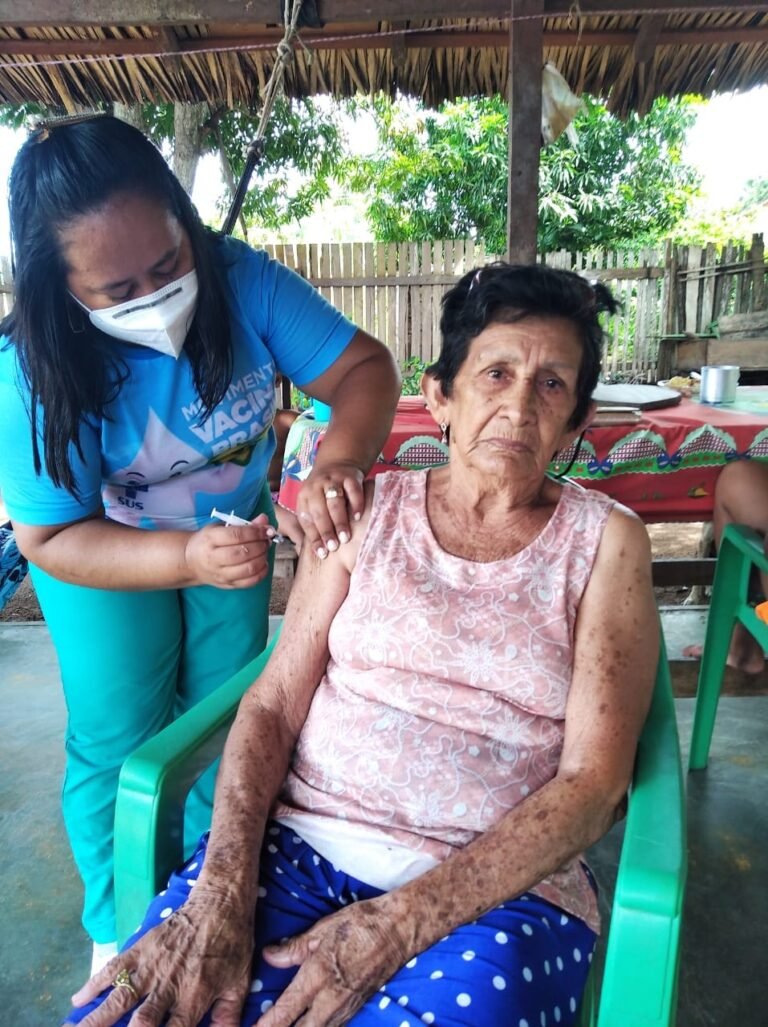 SEMSA realiza vacinação da segunda dose da CoronaVac em idosos de 60 a 64 anos e acima de 80 anos