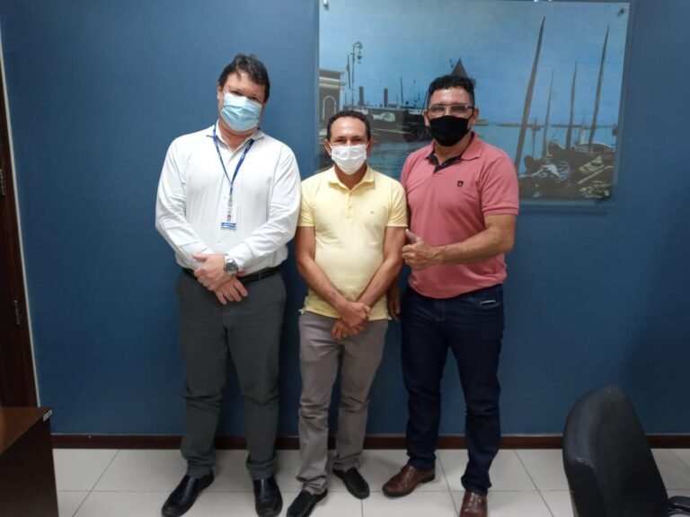 Prefeito Gica acompanha a assinatura de ordem de serviço para a Praça da Matriz e muro de arrimo da orla