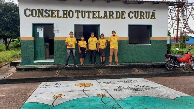 Conselho Tutelar realiza ação de conscientização distribuindo panfletos