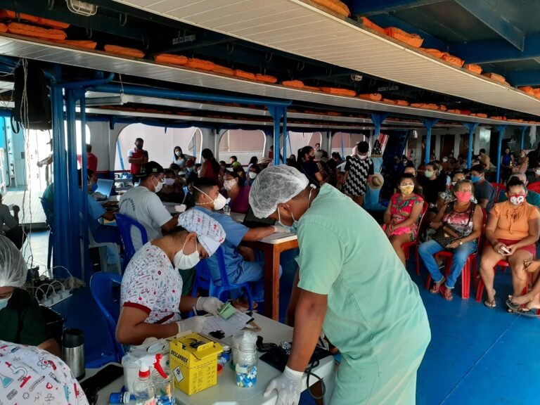 Barcos Hospitais Papa Francisco e João Paulo II realizam atendimentos na população