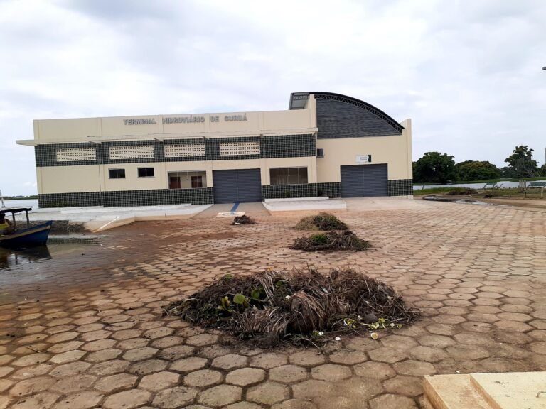 SEMITS realiza limpeza da Praça Beira-Rio após a descida da água