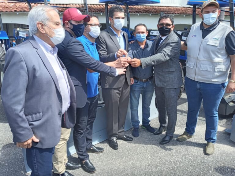 Prefeito Gica recebe maquinário agrícola para o município na capital do estado