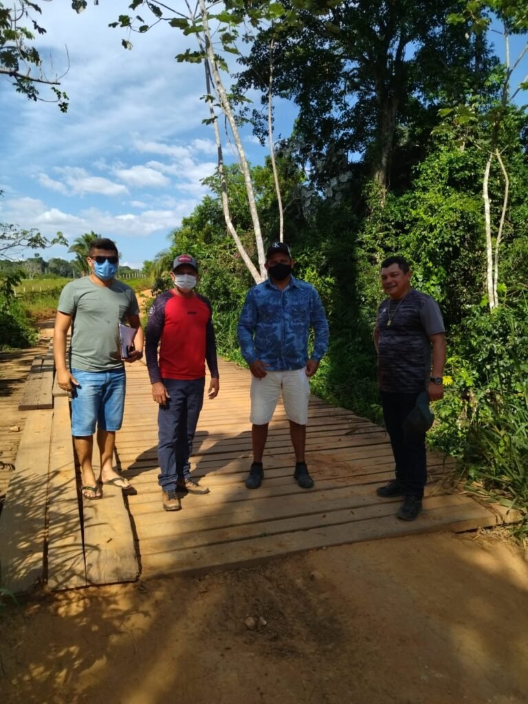Prefeito e equipe verificam in loco a possibilidade de melhorias das vias de acesso ao Apolinário