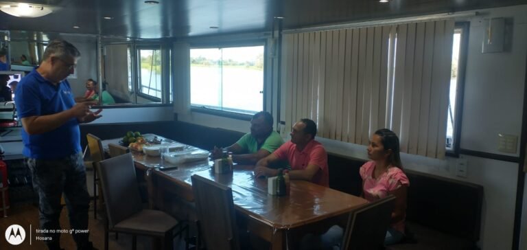 Prefeito e equipe assistem apresentação sobre a chegada Programa Norte Conectado