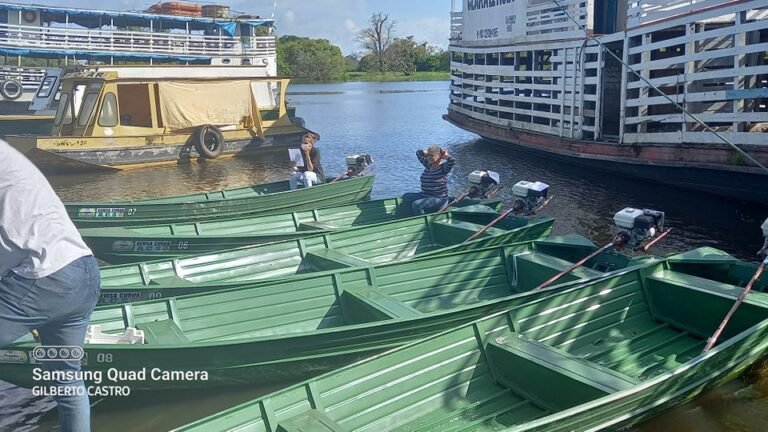 Prefeito e Secretária de Saúde realizam entrega de botes de alumínio para o trabalho dos ACS