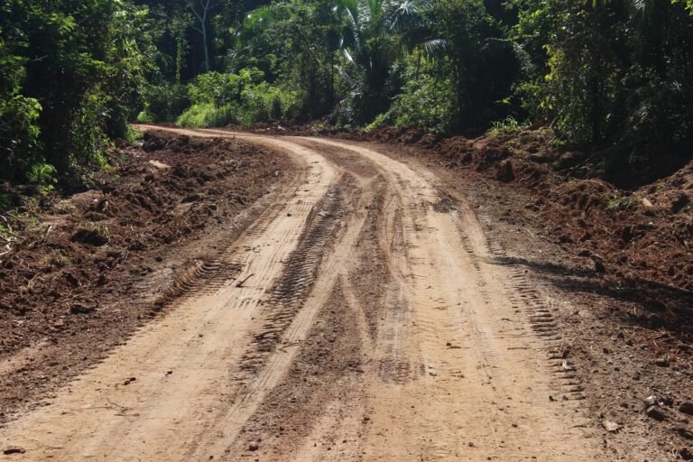 Recuperação de trechos críticos na estrada da Comunidade Apolinário