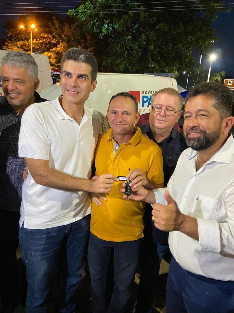 Prefeito recebe, em Belém, ambulância, motores rabeta e assina convênio para asfaltamento de 2km vias urbanas