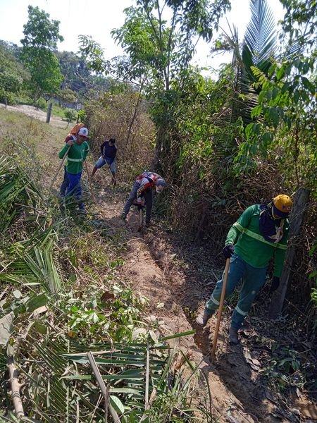 Trabalhos de escavação para encanação do abastecimento de água