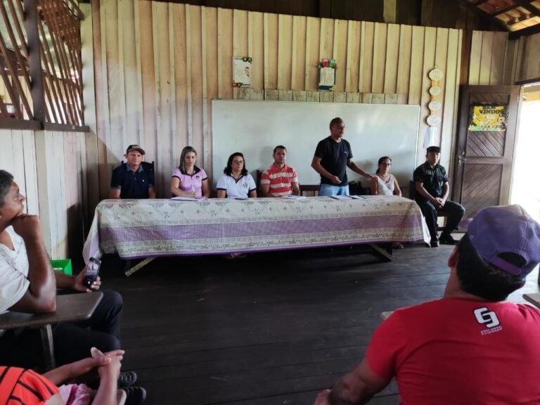 Prefeito Acompanha visita à Escola Antônio Gomes na comunidade Rio da Ilha