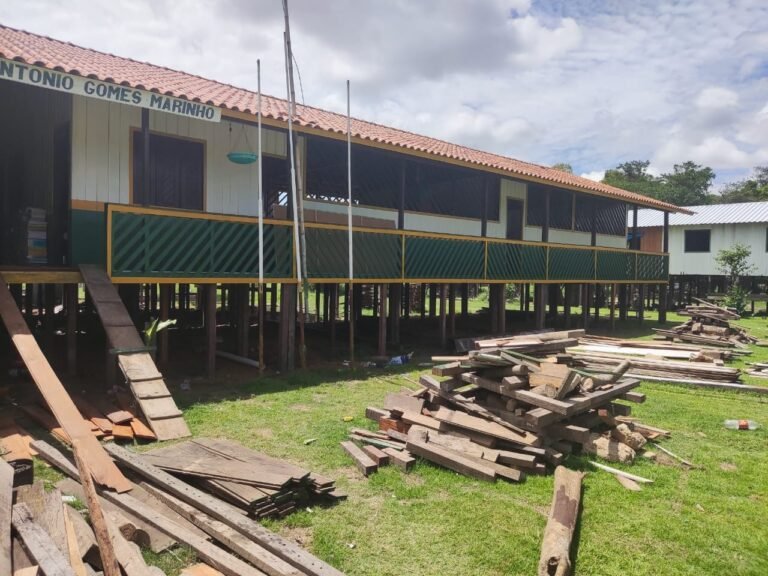 Continuam os trabalhos na reforma da Escola do Rio da Ilha