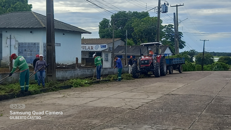 O governo municipal continua os serviços de limpeza na área central da cidade.