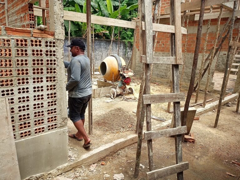Vice-prefeito Nelinho Duarte esteve visitando as obras da escola da comunidade araçá