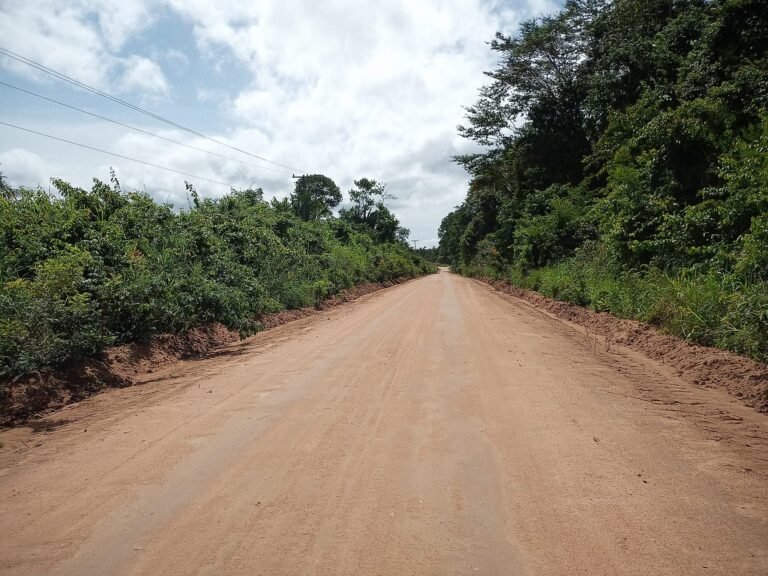 Prefeitura realiza serviço de terraplanagem no trecho da comunidade centrinho.