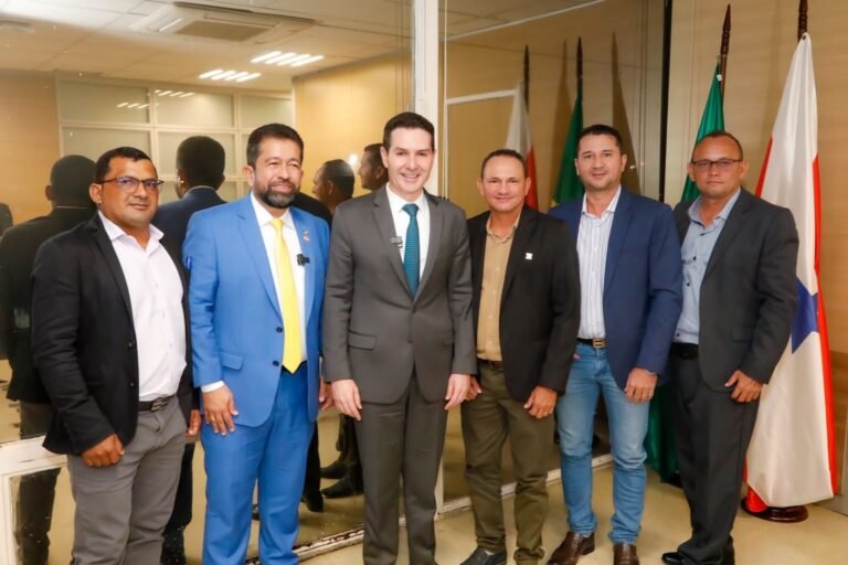 O Prefeito de Curuá Gica Marinho, visita à sede do FNDE