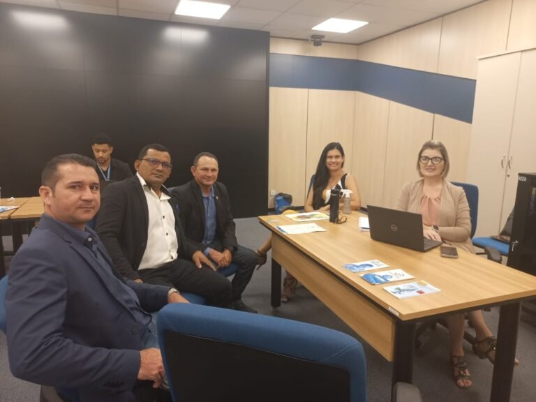 O prefeito de Curuá visita o ministério da infraestrutura.