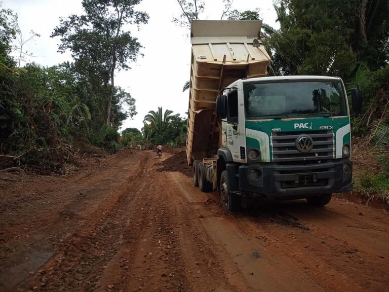 Prefeitura realiza terraplanagens e recuperação de ramal .