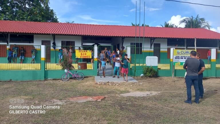 O prefeito faz reinauguração da escola Nossa Senhora do Livramento.