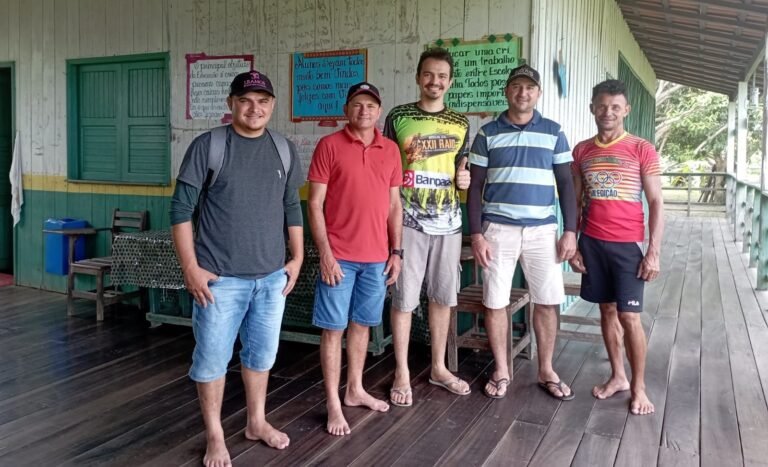 O prefeito junto de um engenheiro e o arquiteto estiveram em visita técnica nas escolas da região de várzea.