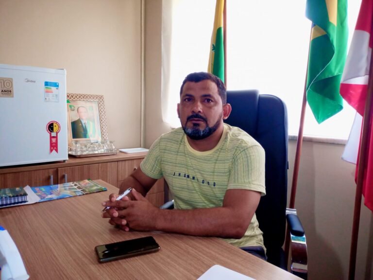  O prefeito e vice-prefeito viajaram a Belém, o vereador Ademilson Vinhote assumiu o cargo de prefeito em Exercício.