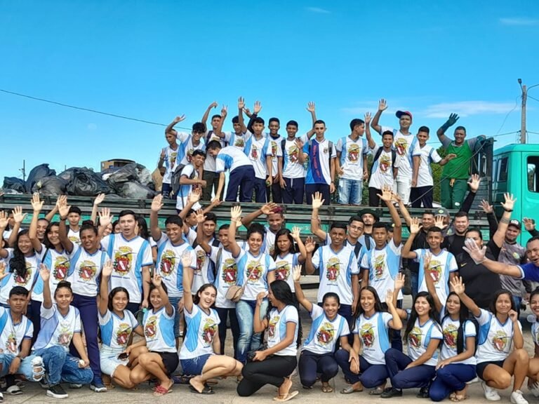 Alunos da Escola SORAYA ESTADUAL realizam coleta de lixo nas ruas de Curuá.