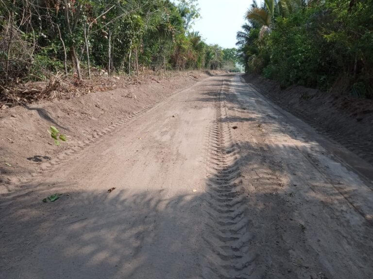 Prefeitura realizou serviço de terraplanagem na rua do cemitério de Macurá.