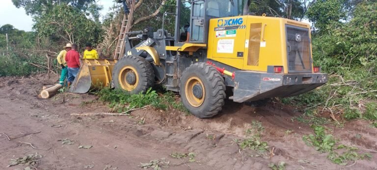 Prefeitura realiza limpeza e abertura de ruas no bairro Nova Esperança!