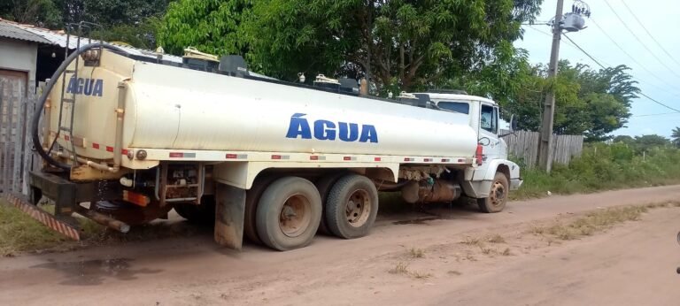 Caminhão pipa ajudar na distribuição de água.
